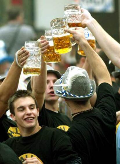 Jóvenes alemanes beben cerveza durante la Fiesta de Octubre en Múnich.