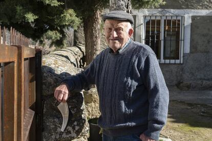 Isidoro Sanz es de los pocos ancianos en esta localidad de 300 habitantes. “Los madrileños son más señoritos, más presumidos”, sostiene Sanz, que siempre compra en la furgoneta de una panadería de un pueblo cercano para darle algo de negocio y agradecerle el servicio. Los visitantes, afirman él y su hija, hacen poca vida por el pueblo porque prefieren meterse en sus casas y aislarse de Madrid.