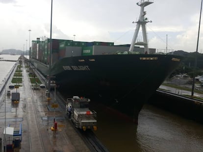 Un carguero de contenedores cruza las esclusas del Canal de Panam&aacute;