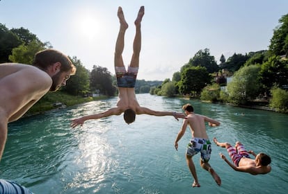 Unos jvenes salta al ro Aare de Berna (Suiza), el 21 de junio.