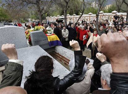 Familiares y compa?eros de Rosario Snchez Mora cantan <i>La Internacional</i> ante su tumba.