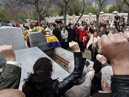 Familiares y compañeros de Rosario Sánchez Mora cantan <i>La Internacional</i> ante su tumba.