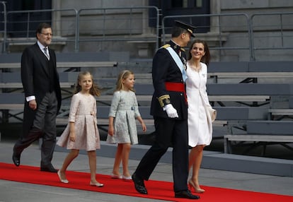 El rey Felipe VI y la reina Letizia , seguidos de la infanta Sofía (d,azul), la princesa de Asturias, Leonor, el presidente del Gobierno, Mariano Rajoy, a su llegada a la carrera de San Jerónimo para asistir a la solemne proclamación de Felipe VI  ante las Cortes Generales en el Congreso de los Diputados. 