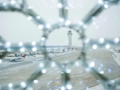 Aeropuerto del Condado estadounidense de Wayne, en Detroit, con el área de estacionamiento de los aviones cubierta de nieve este sábado, 24 de diciembre.