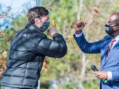 Jon Ossoff (izquierda) y Raphael Warnock, candidatos demócratas al Senado de EE UU por Georgia, durante un mitin en Augusta (Georgia) este lunes.