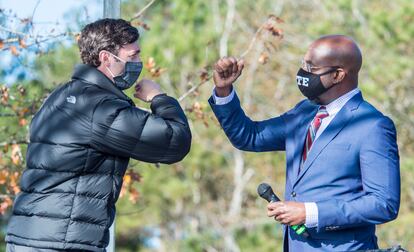 Jon Ossoff (izquierda) y Raphael Warnock, candidatos demócratas al Senado de EE UU por Georgia, durante un mitin en Augusta (Georgia) este lunes.