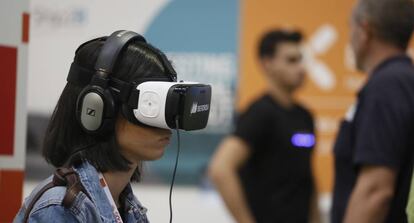 Una joven con gafas de realidad virtual en una jornada del South Summit de 2016.