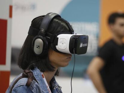 Una joven con gafas de realidad virtual en una jornada del South Summit de 2016.