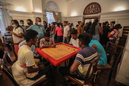 Unos manifestantes jugaban este lunes a carrom, un juego de mesa, en la residencia oficial del primer ministro, en Colombo.