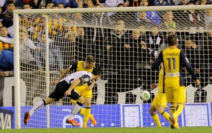 Postiga marca el gol del empate del Valencia.