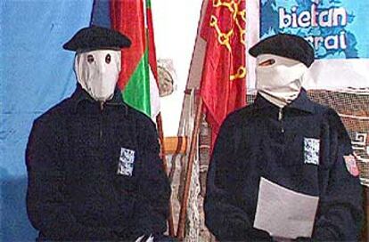 Dos encapuchados de ETA, durante la lectura del comunicado que ayer emitió la televisión pública vasca.