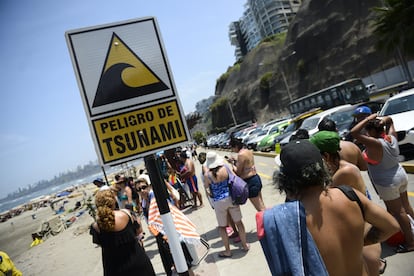 Cartel de aviso de tsunami en una playa de Lima, Perú
