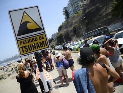 Cartel de aviso de tsunami en una playa de Lima, Perú