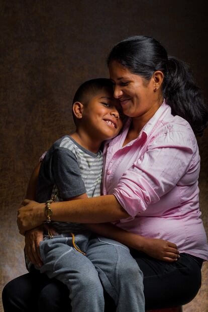 Zulema González abraza a su hijo Juan Manuel, quien a sus nueve años ya ha pasado por dos accidentes cardiovasculares. Juan Manuel fue diagnosticado con anemia cuando tenía seis meses, pero en enero de 2017 sufrió un ACV, que se repitió en febrero de este año. "Su sangre es B+ y es lo único que puede trasfundir. La sangre normal les da vómito y diarrea. Me ha tocado comprar sangre pero a veces no logro conseguirla y ha pasado más de un mes sin trasfundirse. "¡Yo por la vida de mi hijo hago cualquier cosa, voy a donde tenga que ir, porque yo no lo voy a dejar morir, es mi hijo!", asegura Zulema.