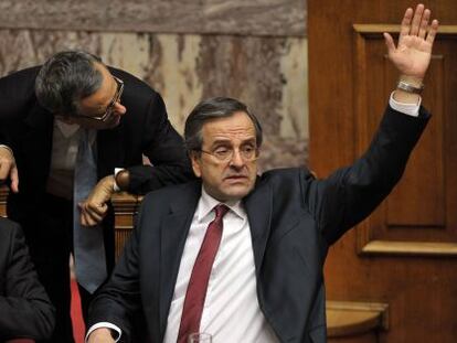 Samaras vota a favor de aprobar los presupuestos.
