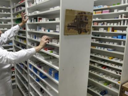 Una empleada en el interior de una farmacia de Valencia.