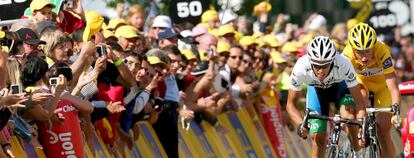 El ciclista español Alberto Contador (2d), del equipo Discovery Channel, llega a la meta por delante del danés Michael Rasmussen (d), del equipo Rabobank, durante la decimoquinta etapa del Tour de Francia, en julio de 2007.