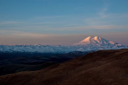 Aunque pasa desapercibido, los 5.642 metros del monte Elbrus, en Rusia, lo convierten en el techo de Europa: sobresale unos 1.000 metros por encima de altura media del Cáucaso (en la foto). A caballo entre el viejo continente y Asia, sus laderas superiores están cubiertas de glaciares y la capa de hielo, según se cree, alcanza los 200 metros de grosor. A pesar del frío, llegar hasta la cima es sencillo.