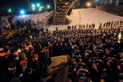 La policía antidisturbios ucrania ha irrumpido esta madrugada en la plaza de la Independencia de Kiev, donde los opositores proeuropeos llevan acampados desde hace más de dos semanas en una acción de protesta permanente.