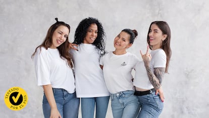 Un grupo de mujeres posando con camiseta blanca