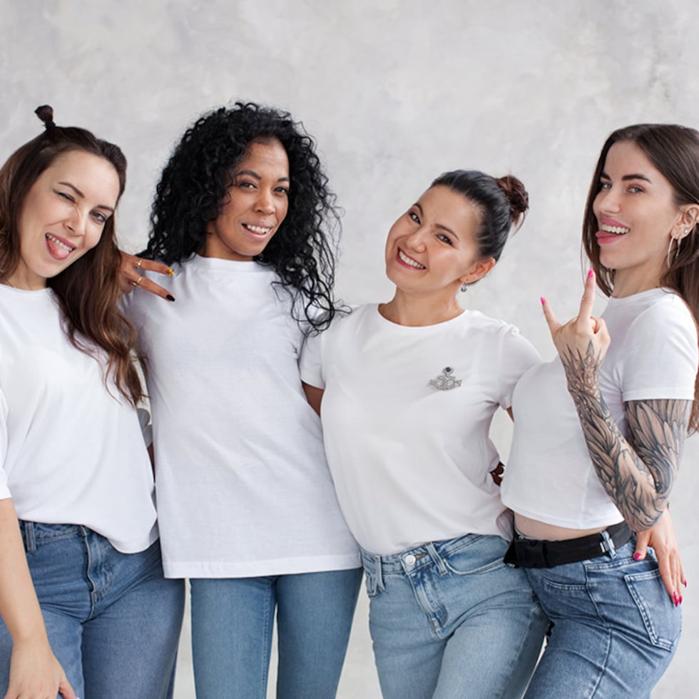 Cual es la mejor camiseta blanca basica de mujer Hemos probado las cuatro mas vendidas del mercado Comparativas Escaparate EL PAIS
