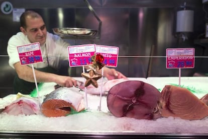 Un empleado de una mercado de Madrid en una pescadería.