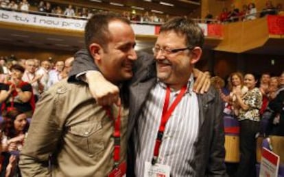 Jorge Alarte (izquierda) y Ximo Puig se abrazan en el congreso del PSPV de 2008.