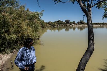 Matías Valenzuela Estevan frente al lago de la comunidad de Quitovac (Sonora).