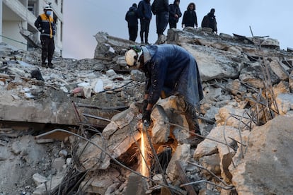 Trabajos de búsqueda de supervivientes en la ciudad siria de Zardana. 