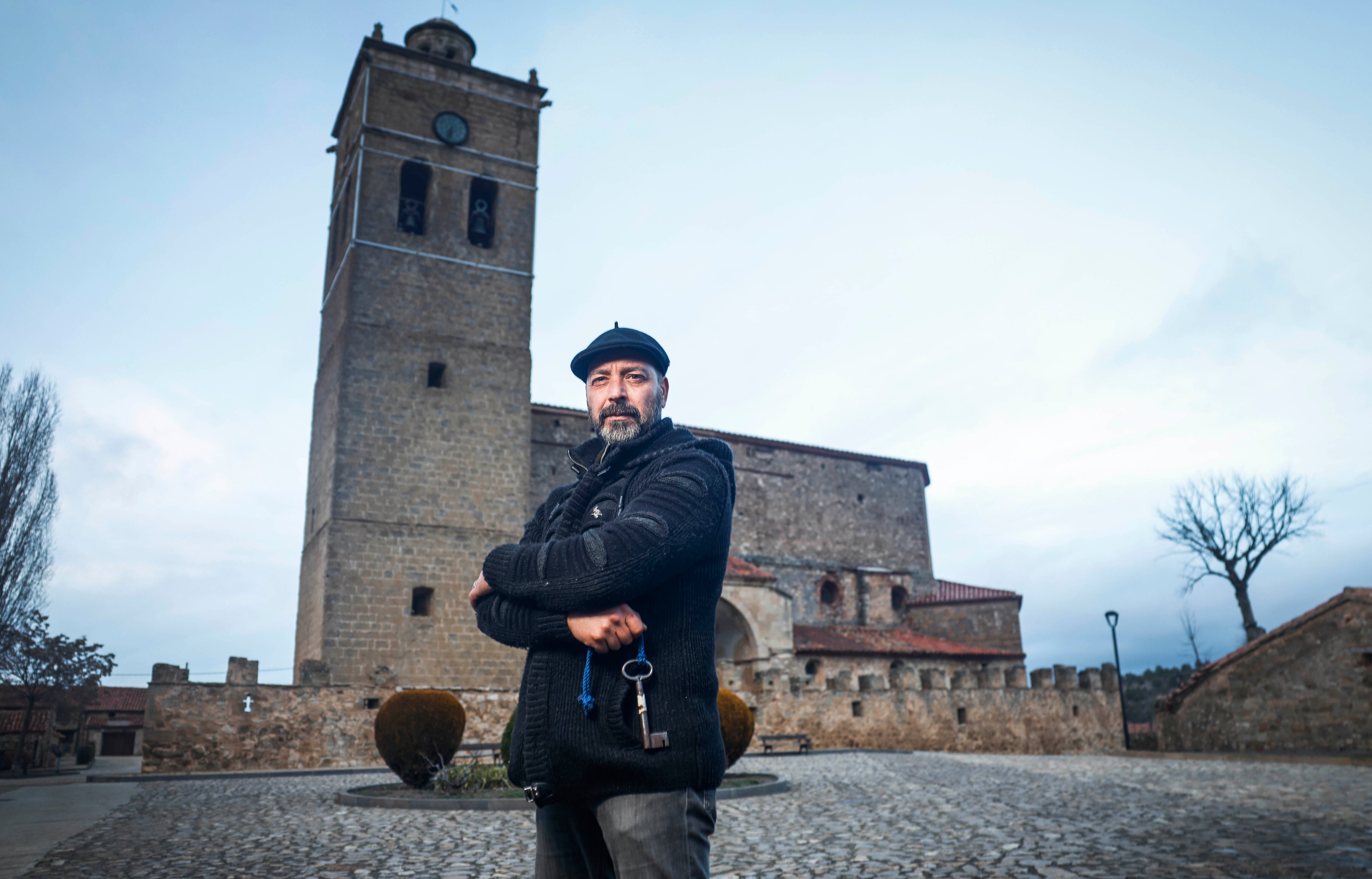 Óscar Castillo, alcalde de Jabaloyas, junto a la iglesia de la localidad. 