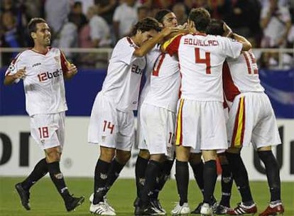 Los jugadores del Sevilla celebran el gol de Renato.
