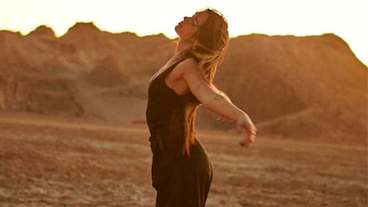 Dua Lipa, imagen de Yves Saint Laurent. La firma propiedad del grupo Kering ya tenía delegada la licencia de su división cosmética a L'Oréal.