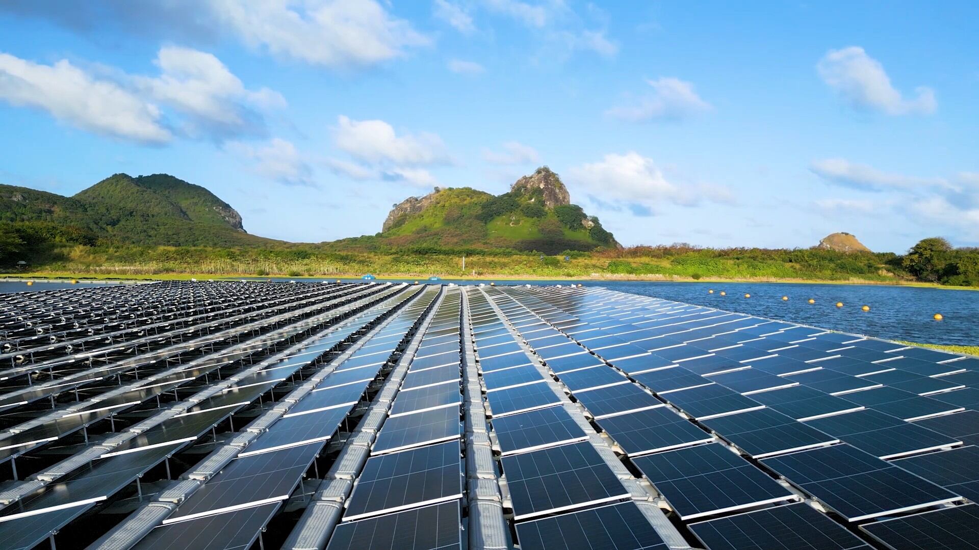 Placas de energía solar instaladas en Fernando de Noronha.