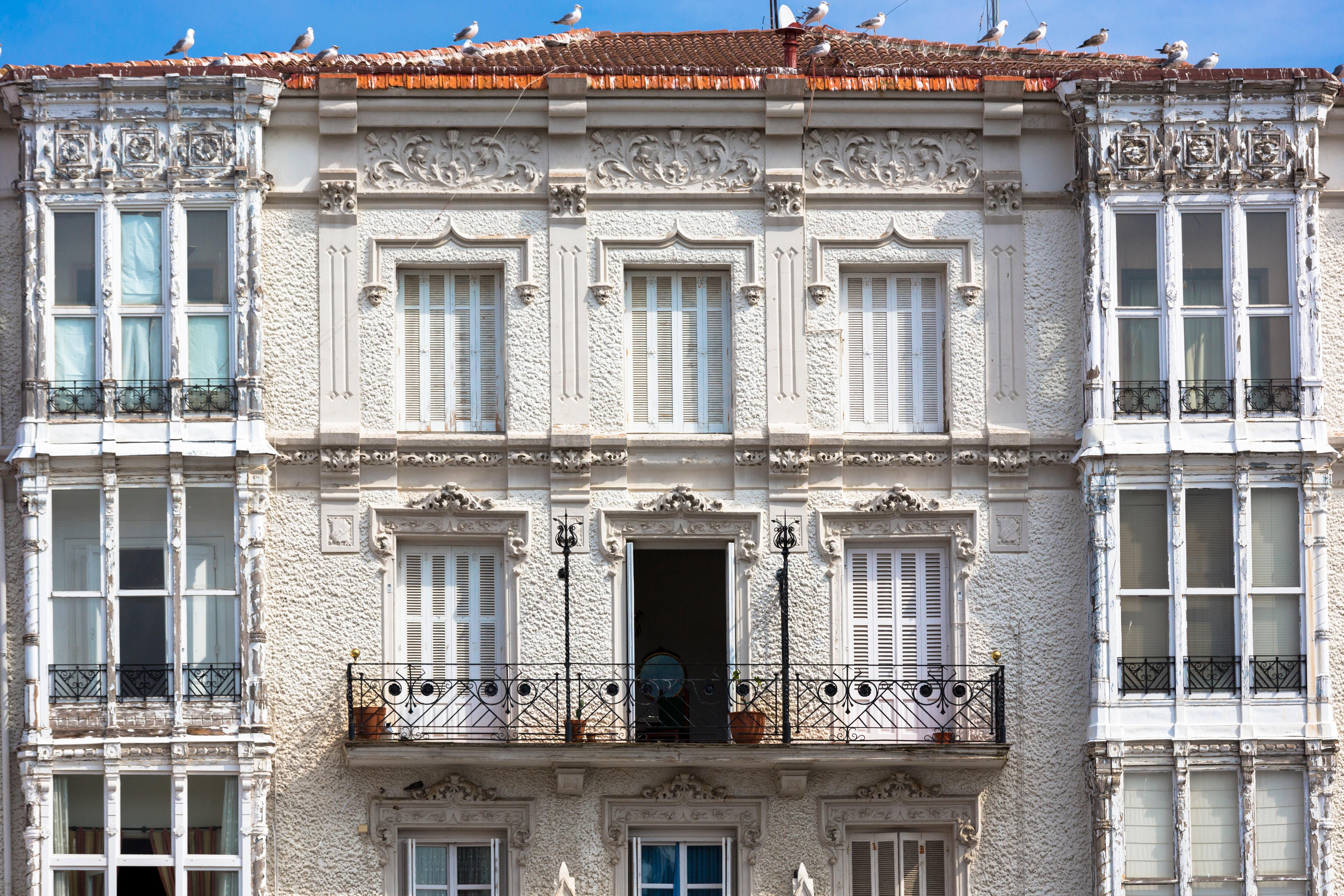 Detalle de la fachada de la Casa de los Chelines, un edificio de estilo neogótico con influencias modernistas proyectado por Severino de Achúcarro.