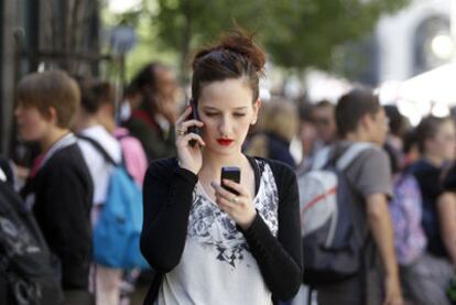 Doubts have reemerged over the possible health impact of cellphone use.