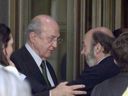 El empresario Plácido Arango (a la izquierda) saluda al ministro del Interior, Alfredo Pérez Rubalcaba.