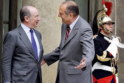 El presidente francés, Jacques Chirac (derecha), recibe ayer en el Elíseo al director del FMI, Rodrigo Rato.
