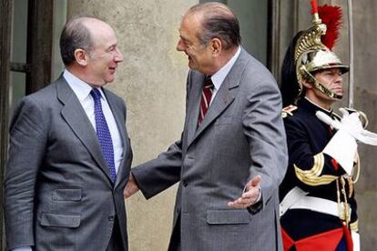 El presidente francés, Jacques Chirac (derecha), recibe ayer en el Elíseo al director del FMI, Rodrigo Rato.