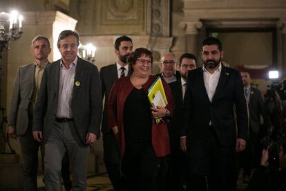 Dolors Bassa (en el centro) llega a la sala de comparecencias con decenas de camaras enfocandole, el pasado 28 de enero, en Barcelona.