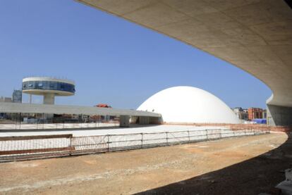 Torre y cúpula del Centro Niemeyer, que se construye junto a la ría de Avilés. En primer término la pasarela que unirá la cúpula con el auditorio.