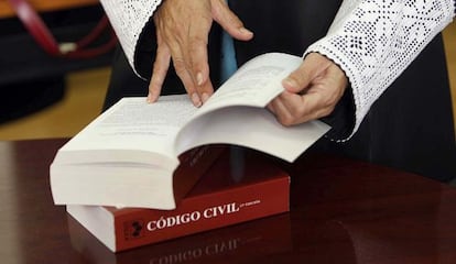 Una juez o fiscal consulta la ley de Enjuiciamiento.