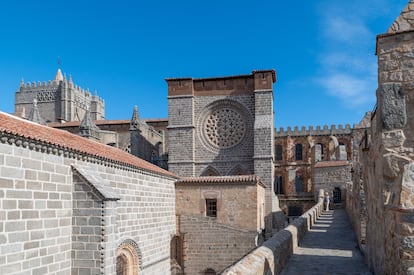 Caminando por la muralla que rodea el casco histórico de Ávila.