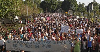 Cabeza de la manifestación convocada por el Movimiento 15-M, ayer en Sevilla en la avenida del Cid.