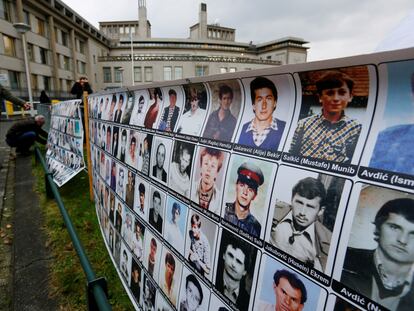 Pancarta con imágenes de víctimas musulmanas de la guerra de Bosnia, ante la sede del TPIY en La Haya el 22 de noviembre de 2017.