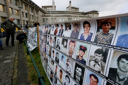 Pancarta con imágenes de víctimas musulmanas de la guerra de Bosnia, ante la sede del TPIY en La Haya el 22 de noviembre de 2017.