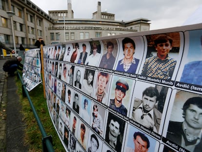 Pancarta con imágenes de víctimas musulmanas de la guerra de Bosnia, ante la sede del TPIY en La Haya el 22 de noviembre de 2017.