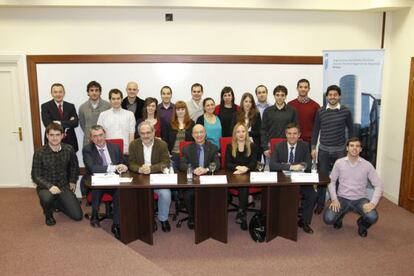 Alumnos, profesores y representantes universitarios en el Aula de Máquina-Herramienta.