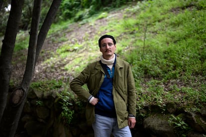 El escrito francés Pierre Adrian, en un parque de Roma.