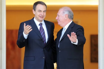 Ricardo Lagos saluda al presidente del Gobierno, José Luis Rodríguez Zapatero, ayer en La Moncloa.
