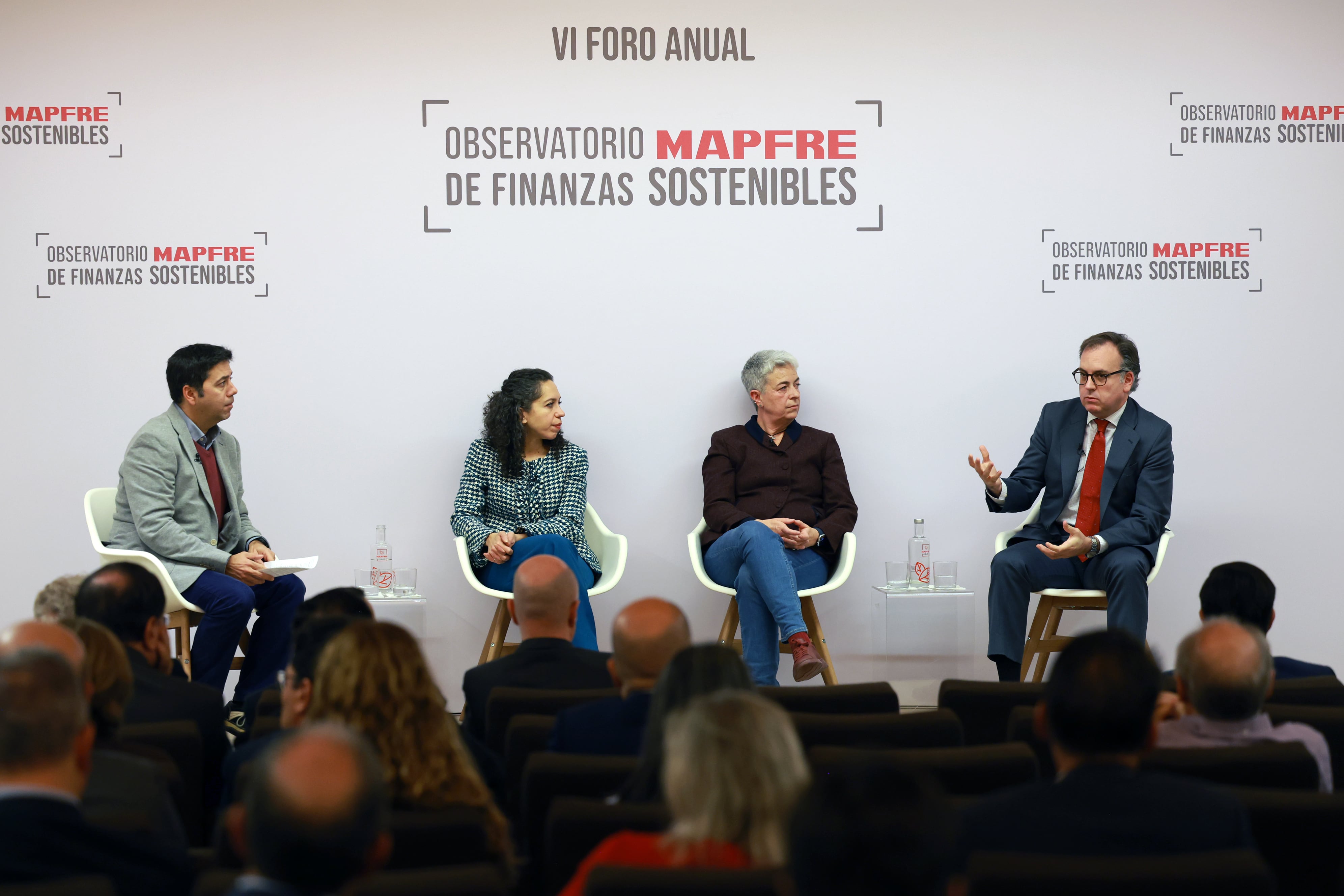 Miguel Moreno Mendieta, redactor de CincoDías-El País, que moderó la mesa; Ana Puente, subdirectora general de Finanzas Sostenibles y Digitales del Ministerio de Economía; Mercedes Valcárcel, directora general de Spain-Nab-GSG Impact, y Alberto Matellán, director general de La Financière Responsable, durante la mesa redonda Aliados por el impacto social:colaboración público-privada.